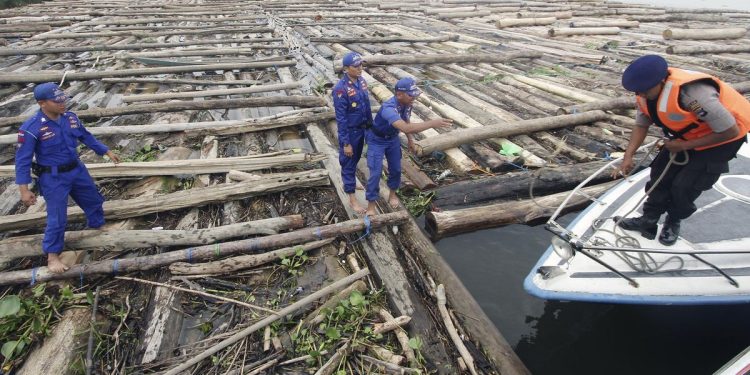 TNI AL Amankan 2 Kapal yang Menyelundupkan 8 Ribu Kayu Ilegal di Pulau Buru