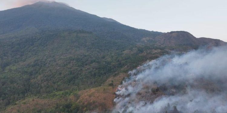 Karhutla Gunung Ciremai, Pemkab dan Pemprov Koordinasi Lakukan Water Bombing