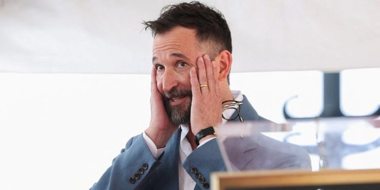 Noah Wyle Dinobatkan Sebagai Pria Tertampan Hidup 2026 Versi Majalah People