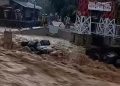 Derasnya Banjir Bandang Kepung Rumah Warga di Padang