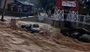 Derasnya Banjir Bandang Kepung Rumah Warga di Padang