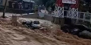 Derasnya Banjir Bandang Kepung Rumah Warga di Padang